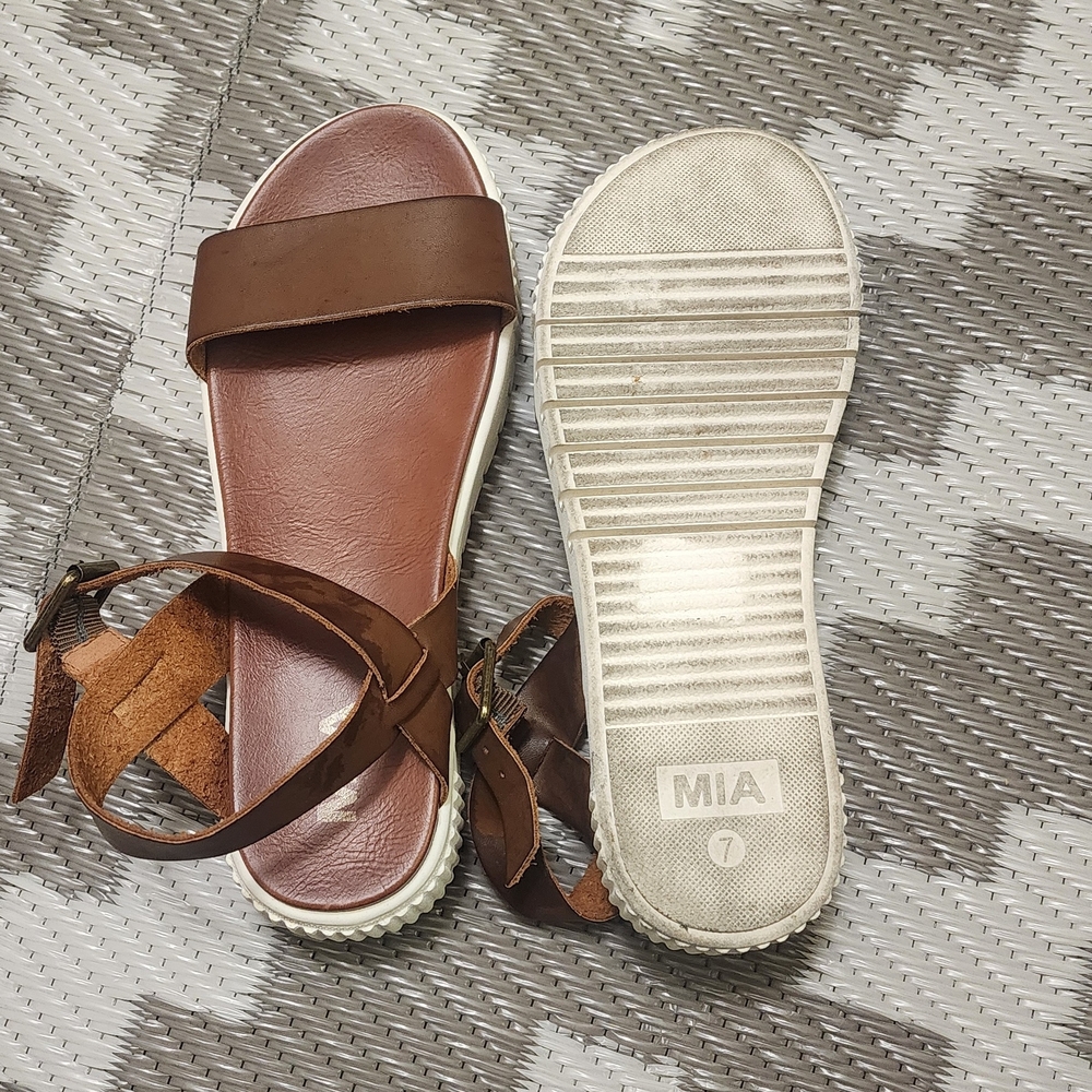 MIA Brown Leather Platform Sandals - Picture 6 of 6